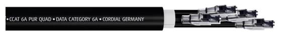 Datenkabel mit Aufschrift 'CAT 6A PVC QUAD - DATA CATEGORY 6A - MADE IN GERMANY' und mehreren freigelegten, verdrillten Adernpaaren am Ende.