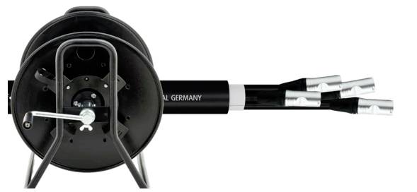 Schwarze Kabeltrommel mit Handkurbel und drei herausragenden Kabeln. Markenaufdruck 'GERMANY', geeignet für industrielle Anwendungen.
