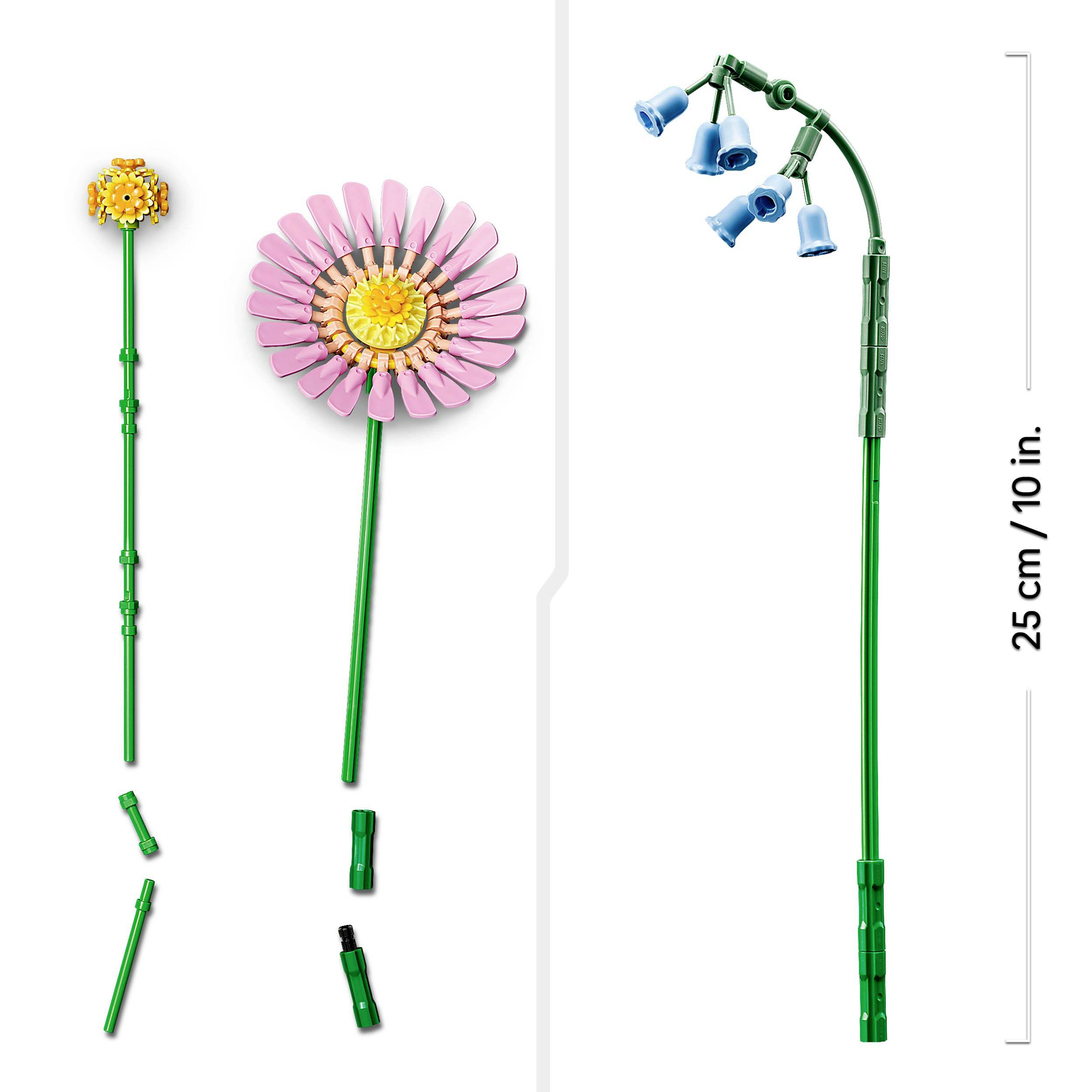 Lego-Blumen-Set: Links eine gelbe Kugelblume mit pinken Blütenblättern, rechts ein blauer Glockenblume. Höhe 25 cm / 10 in.