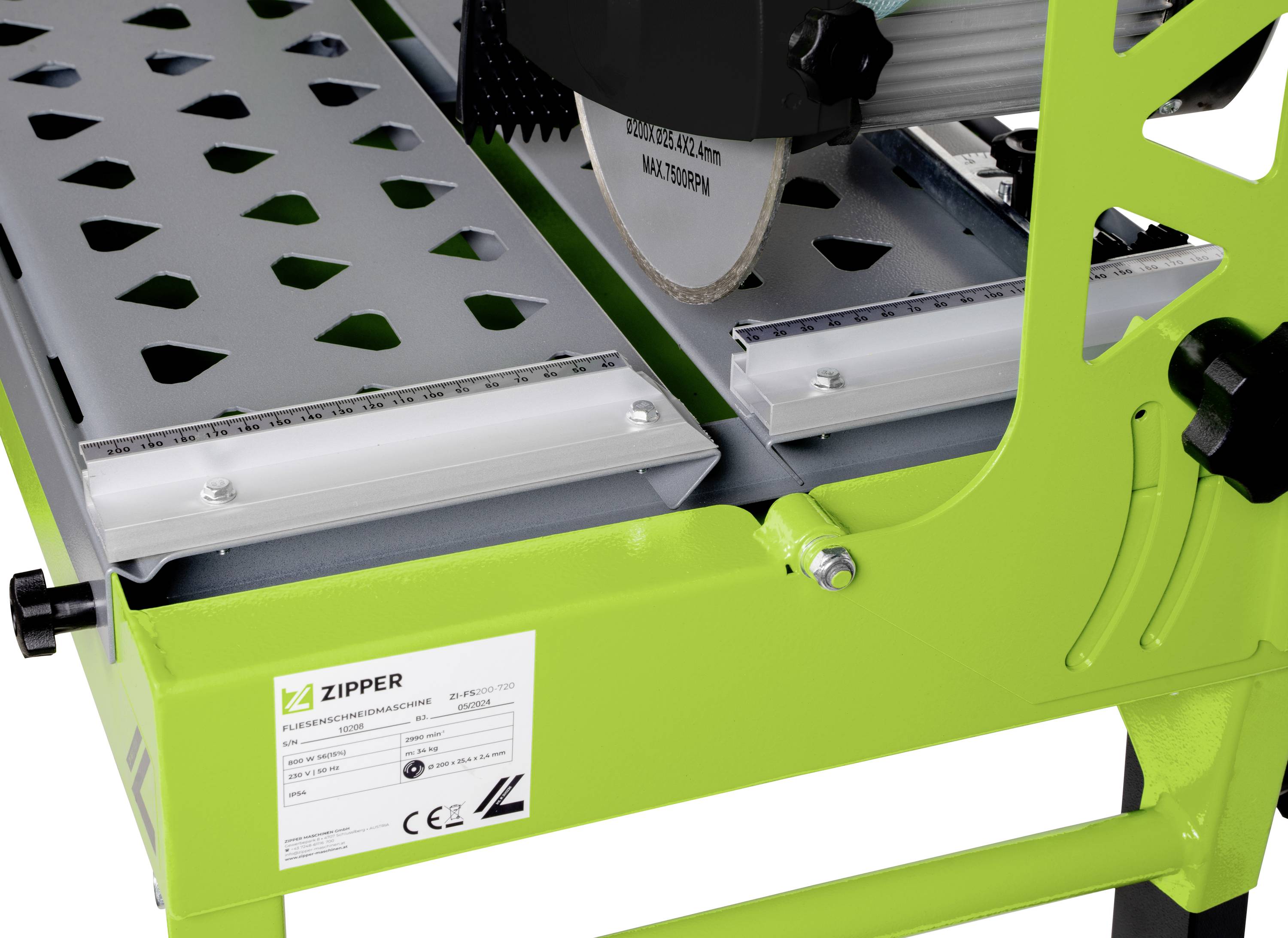 Maschine mit Sägeblatt, grünem Rahmen und Lochmetalltisch, geeignet für präzises Schneiden von Materialien in Bau- oder Werkstattumgebung.