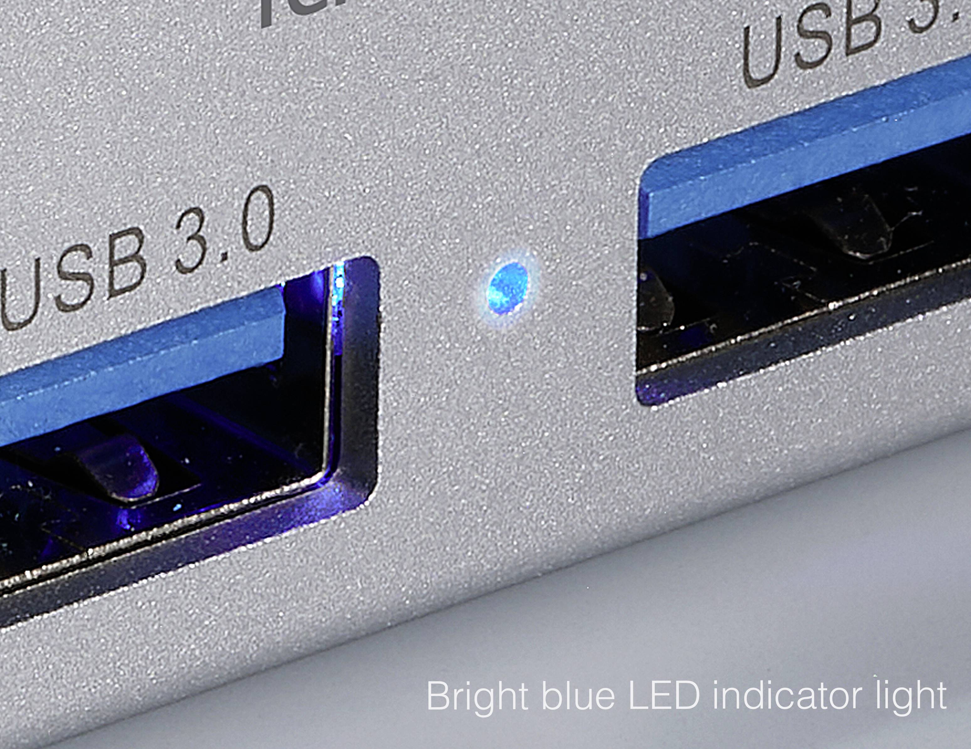 Nahaufnahme von zwei USB 3.0-Anschlüssen mit heller blauer LED-Anzeigeleuchte.