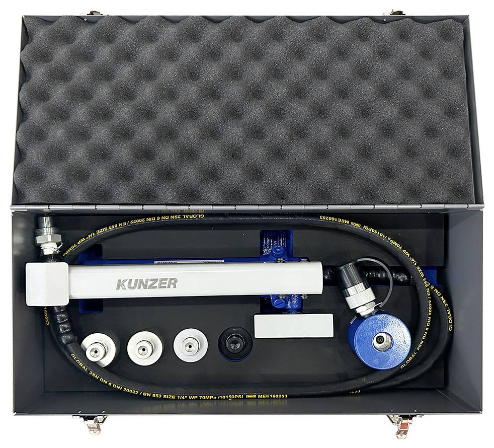 Werkzeugkoffer mit verschiedenen Metallteilen, Schlauch und Manometer; zur Wartung von Klimaanlagen.