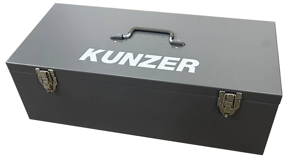 Graue Werkzeugkiste mit Griff und zwei Verschlüssen, Aufschrift 'KUNZER' auf dem Deckel.