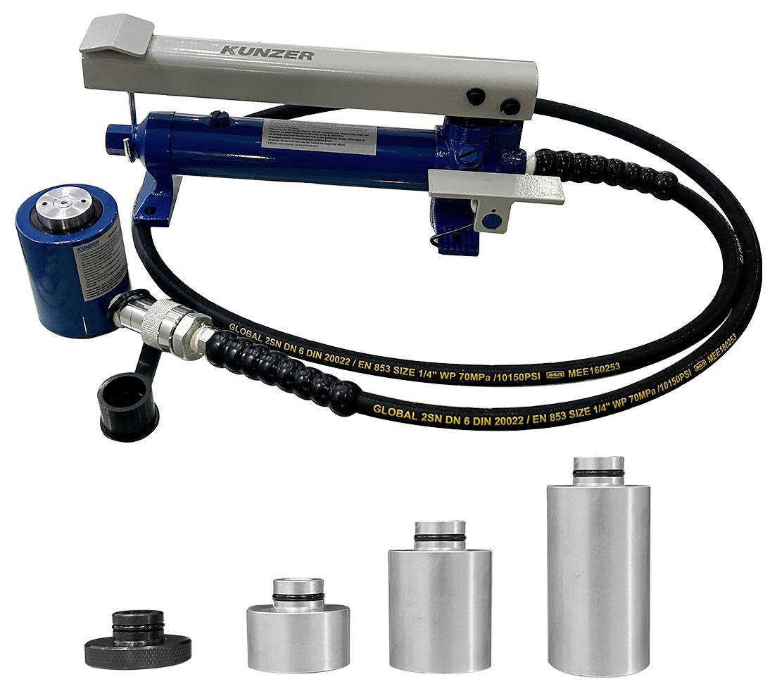 Hydraulikpumpe mit verschiedenen Aufsätzen und Schläuchen, geeignet für Werkstattarbeiten, Darstellung auf weißem Hintergrund.