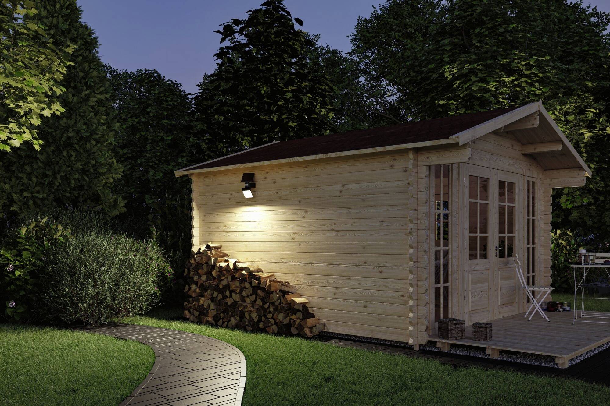 Ein kleines Holzhaus im Garten bei Dämmerung, mit gestapeltem Brennholz an der Seite und einem beleuchteten Eingang.