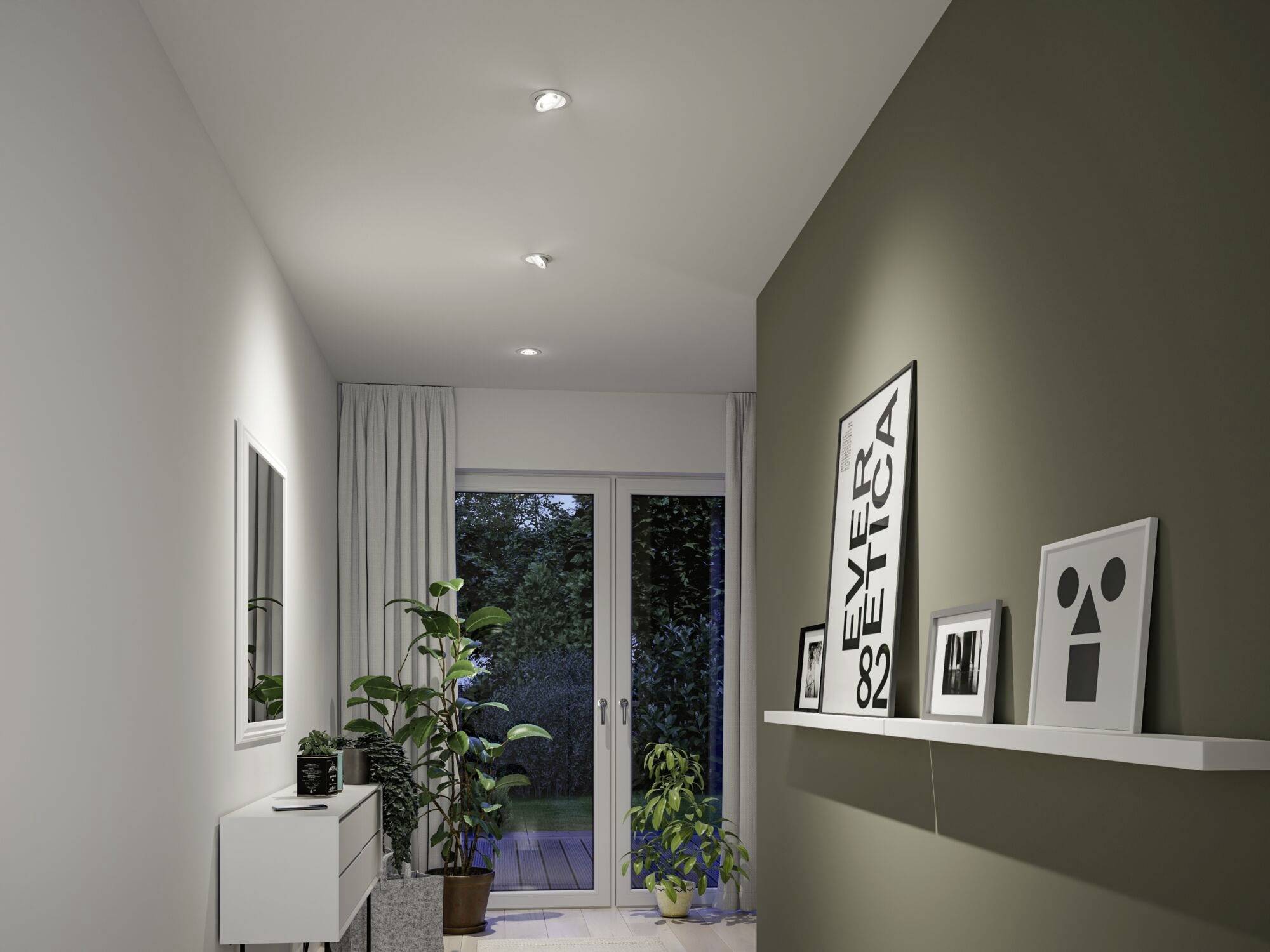 Eine modern eingerichtete Diele mit weißen Wänden, Pflanzen und Kunstwerken. Im Hintergrund sind Glastüren, die auf einen Garten führen.