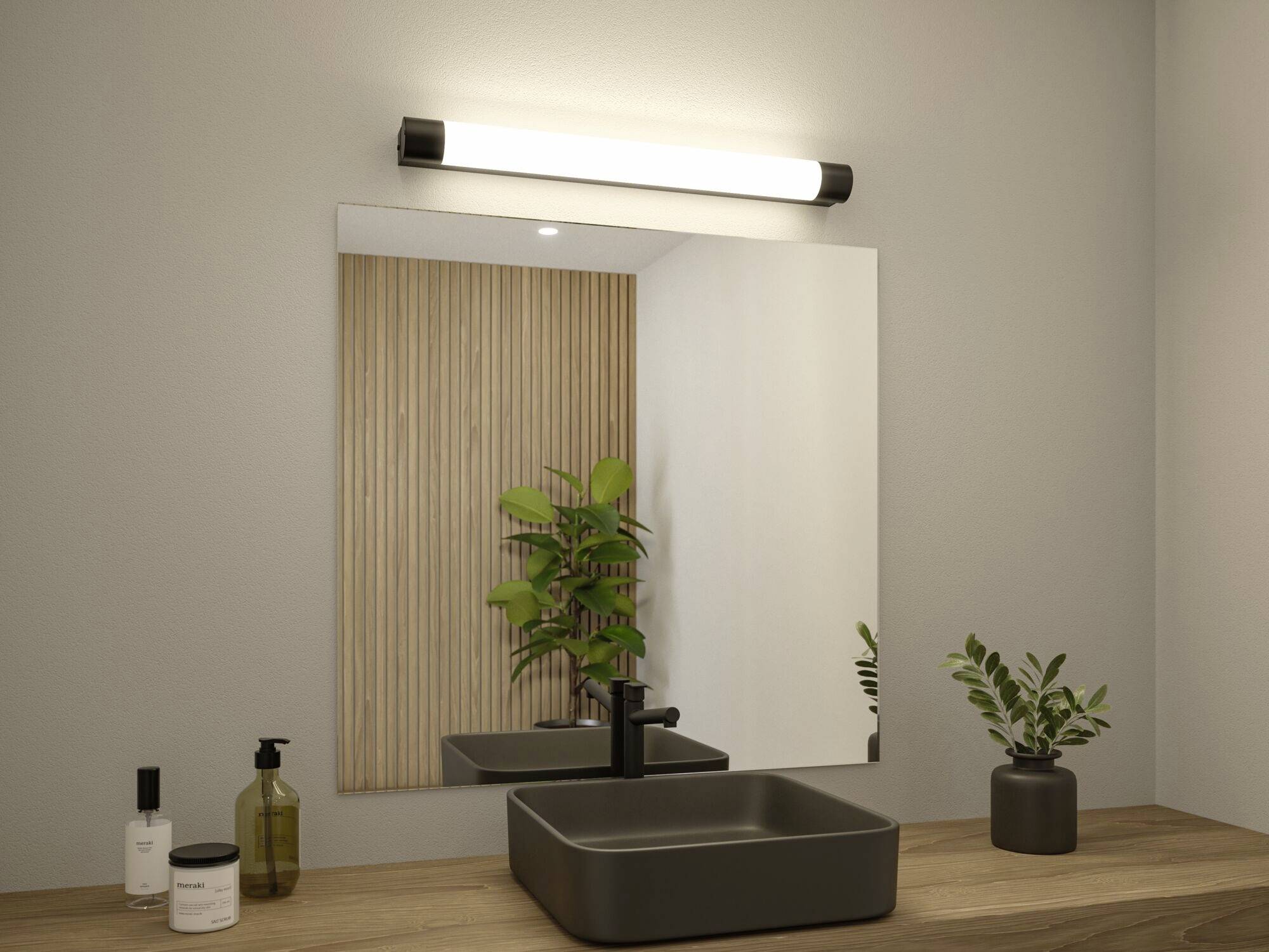 Moderne Badezimmereinrichtung mit rechteckigem Spiegel und hellem Leuchtstab darüber. Dunkles Waschbecken, Holztisch und Pflanzen.