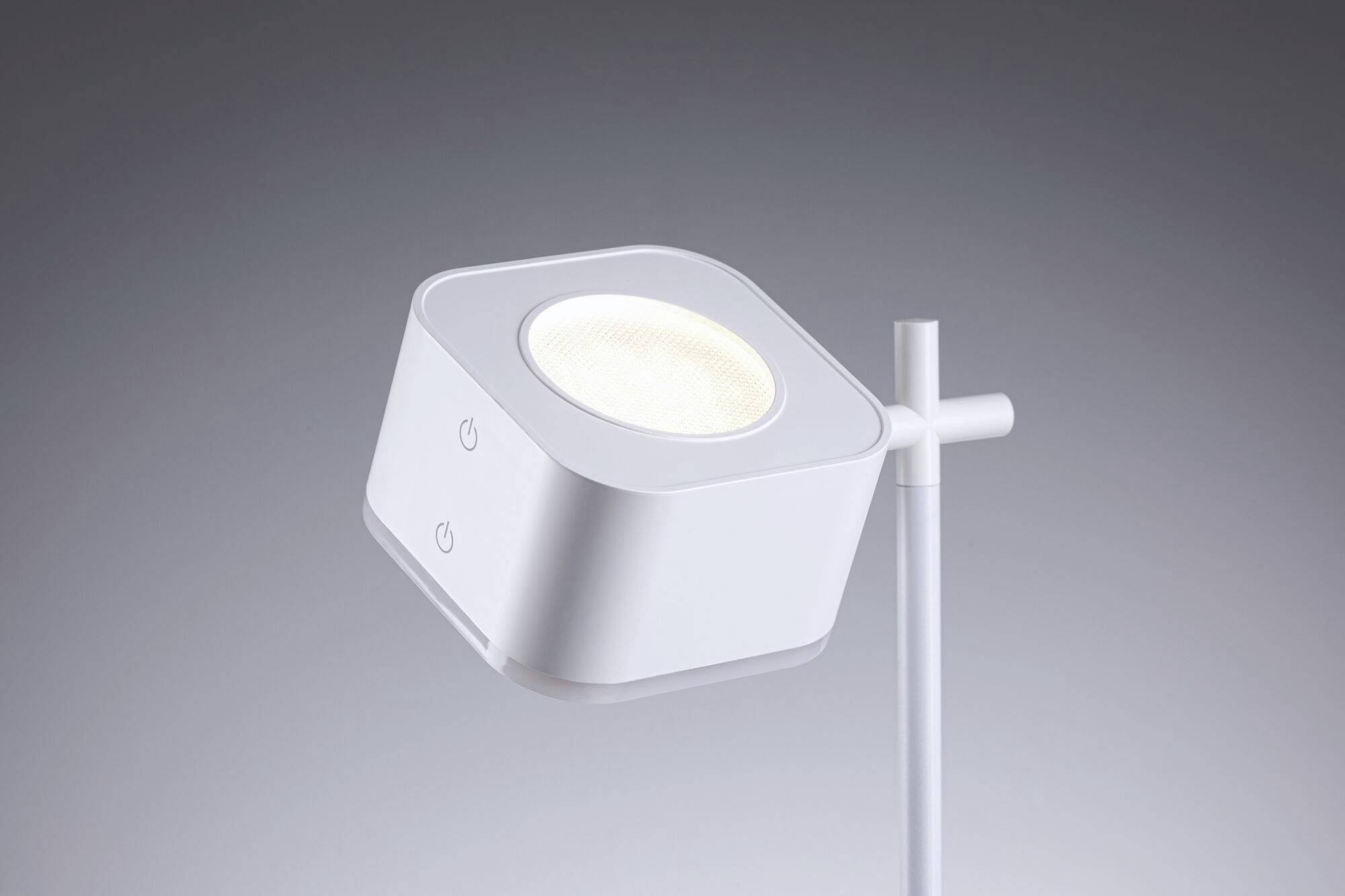 Weiße, moderne LED-Lampe mit rechteckigem Gehäuse und kreisförmigem Lichtaustritt, montiert an einem vertikalen Stab.