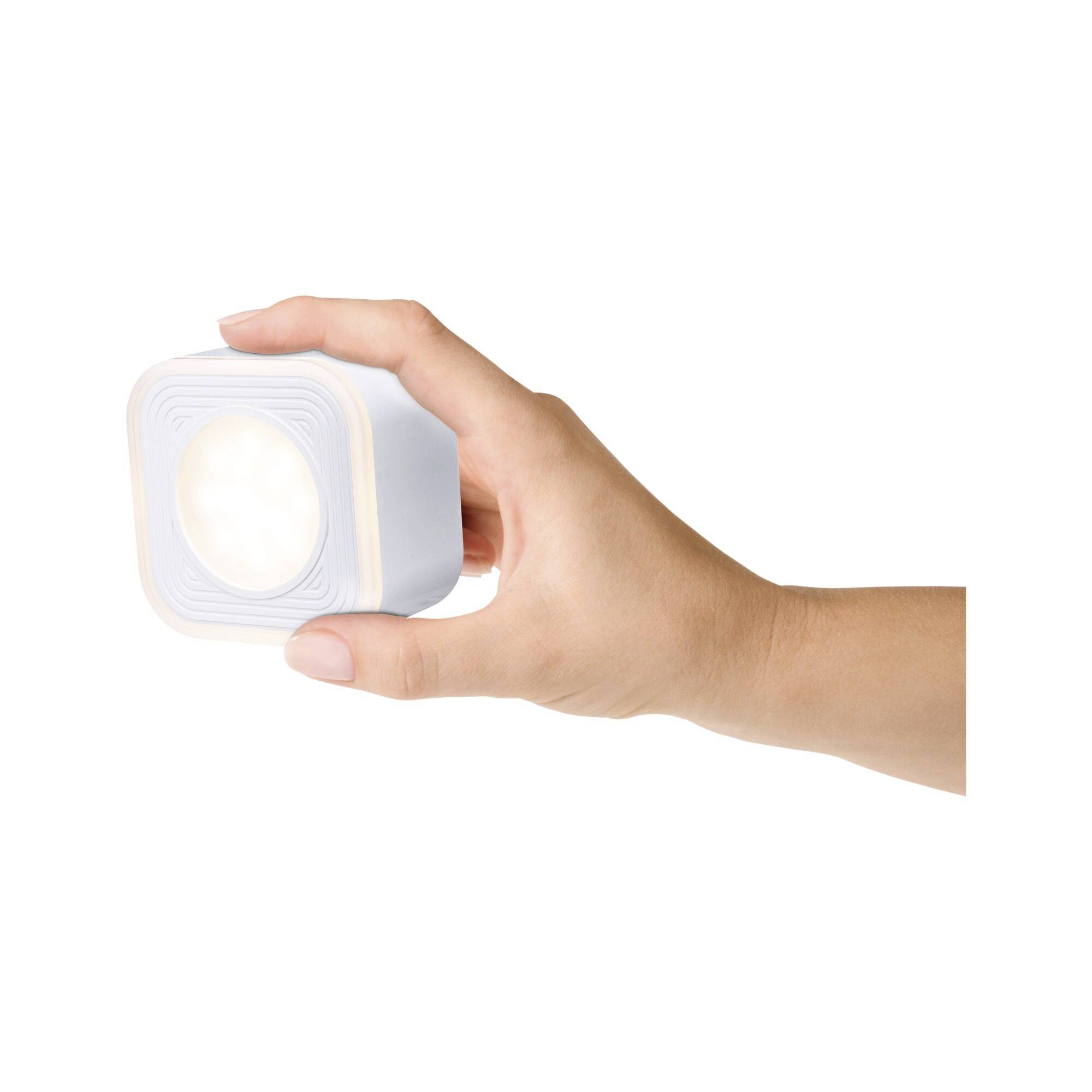 Eine Hand hält ein quadratisches, tragbares LED-Licht. Das Licht strahlt hell und gleichmäßig aus der Vorderseite des Geräts.