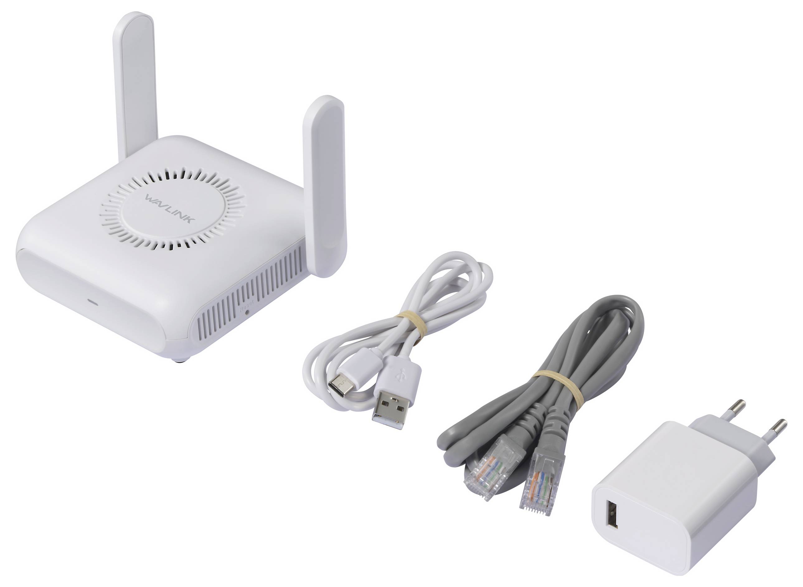 Ein WLAN-Router mit zwei Antennen, USB-Kabel, Netzwerkkabel und Netzadapter auf einem weißen Hintergrund.