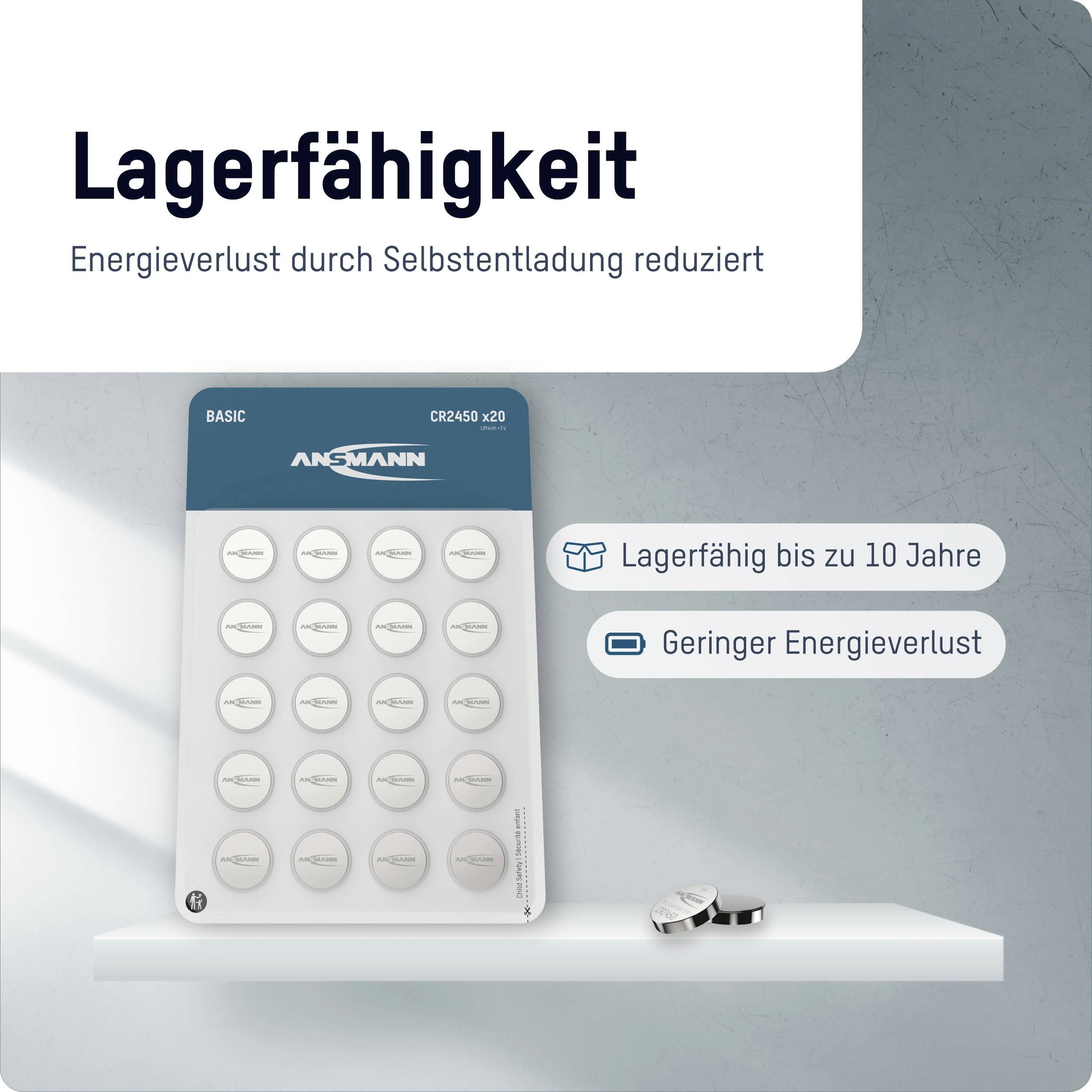 'Ansmann Batterien' mit der Aufschrift 'Lagerfähig bis zu 10 Jahre, geringer Energieverlust'. Stapel von Knopfzellen unten rechts.