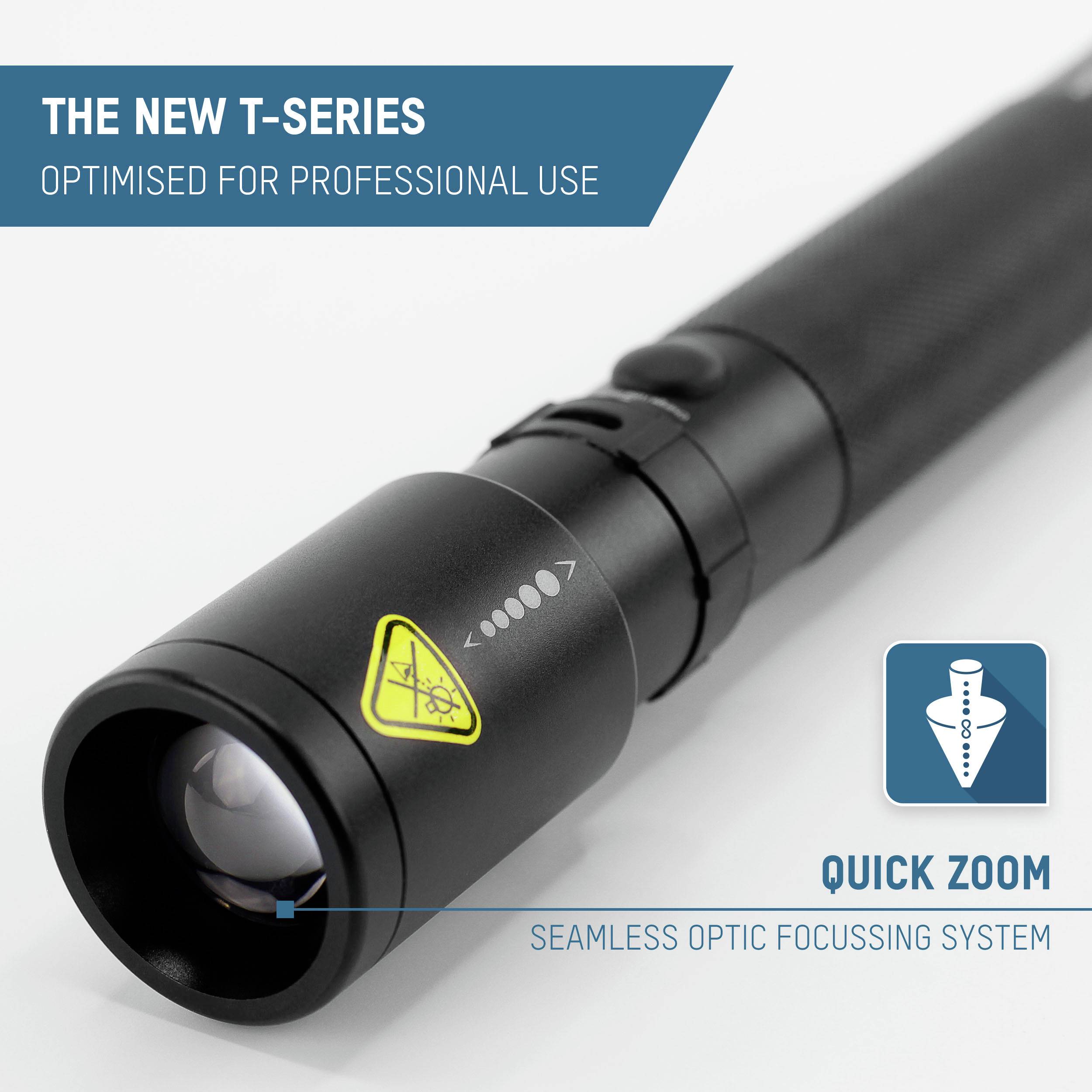 Eine schwarze Taschenlampe mit 'Seamless Optic Focusing System' und Aufschrift 'The New T-Series, Optimised for Professional Use'.