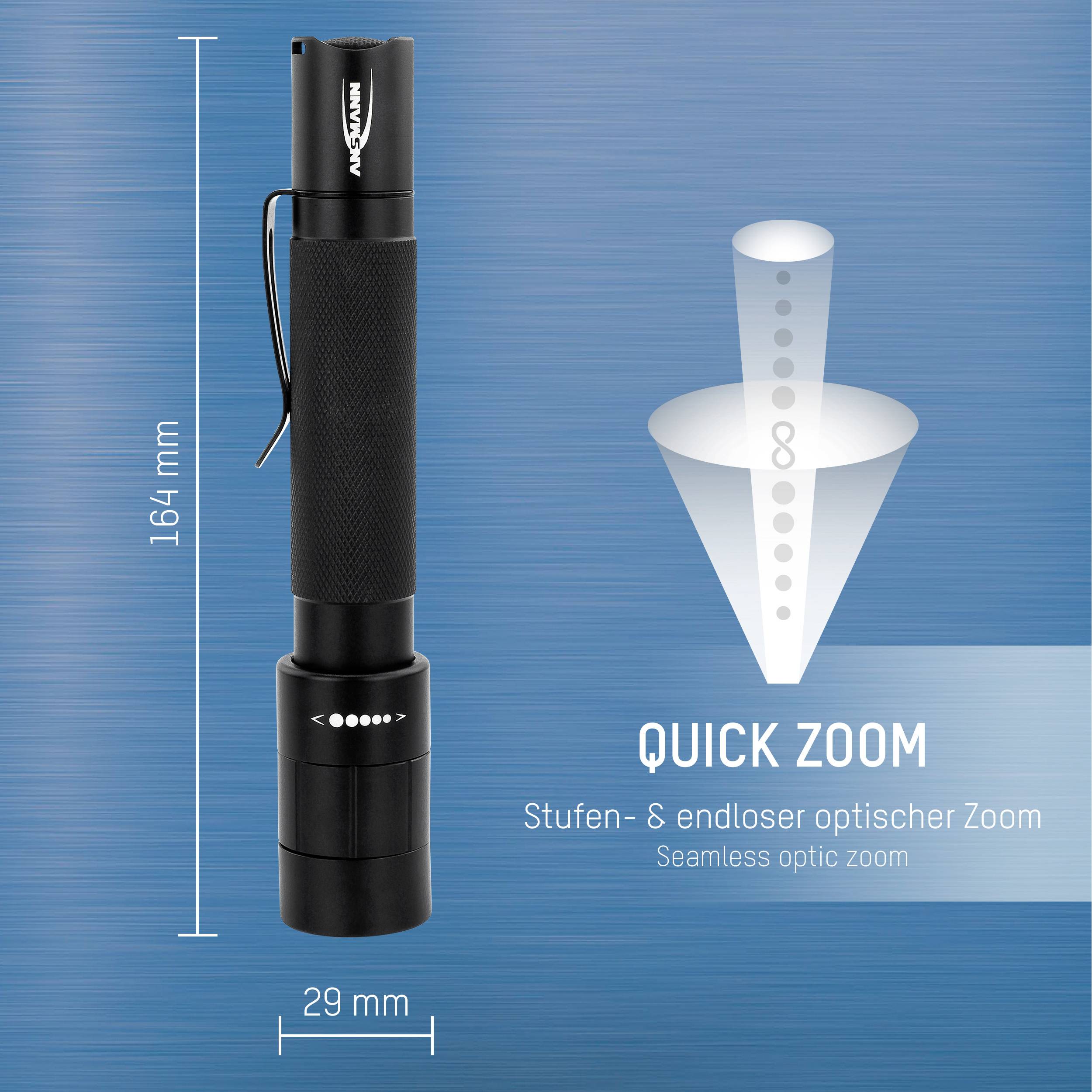 Schwarze Taschenlampe mit Clip an blauem Hintergrund. Text: '164 mm Höhe, 29 mm Durchmesser', 'QUICK ZOOM: Stufen- & endloser optischer Zoom'.