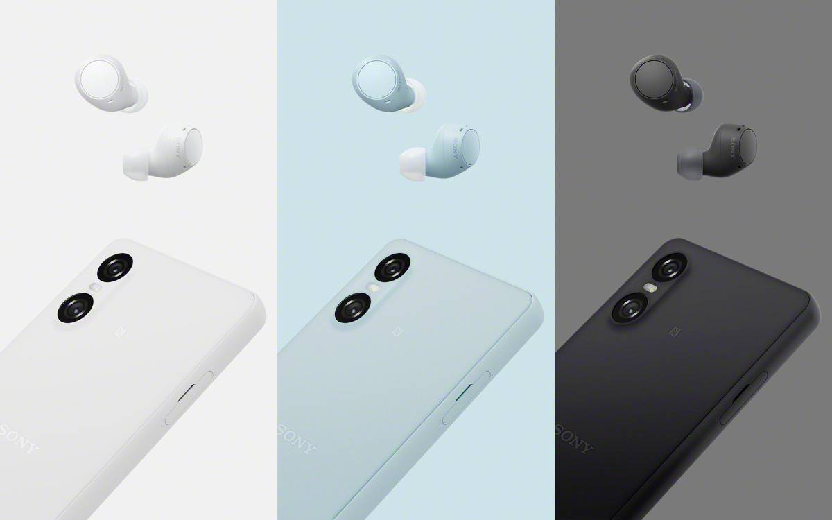 Drei Smartphones in Weiß, Blau und Schwarz nebeneinander, jedes mit passenden kabellosen Ohrhörern darüber.
