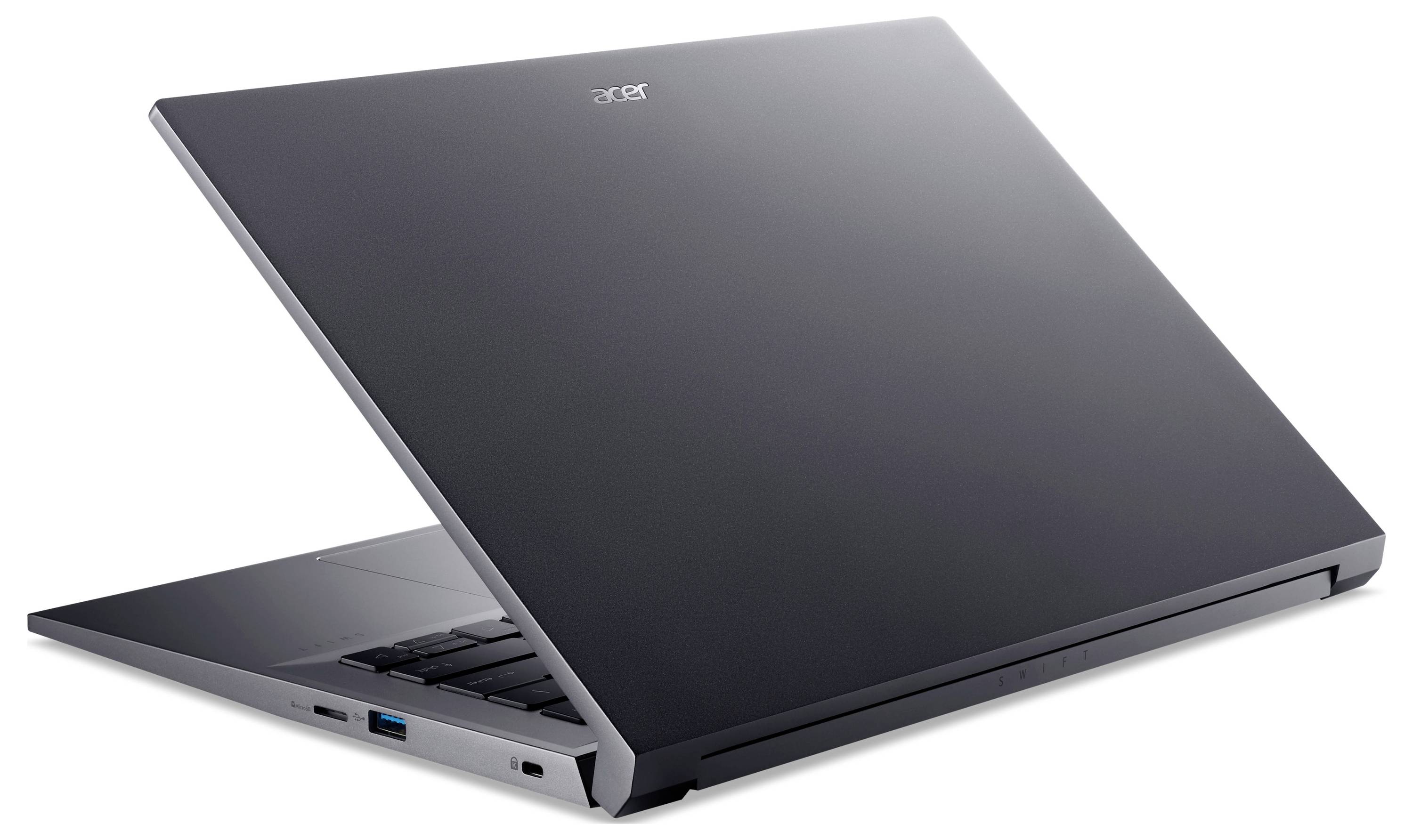 Ein schwarzer Laptop der Marke Acer, halb geöffnet, zeigt seine schlanke Bauweise mit sichtbaren Anschlüssen an der Seite auf einem weißen Hintergrund.