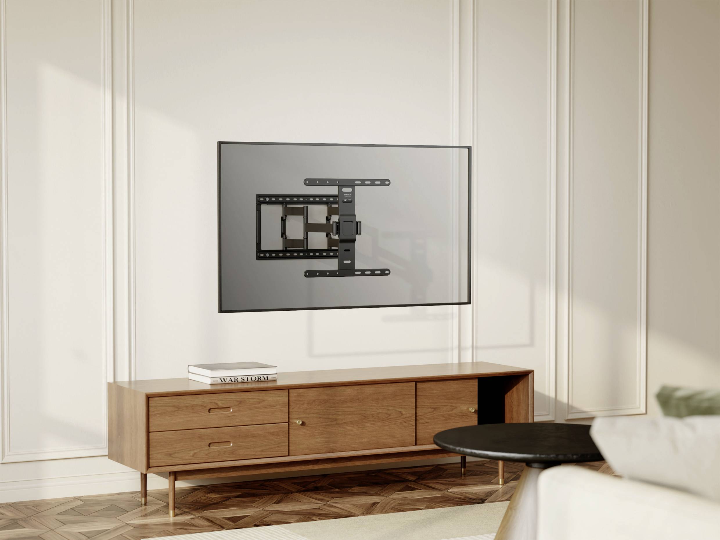 Ein moderner Raum mit einer hellen Wand, an der ein Fernseher an einer Halterung angebracht ist. Darunter steht ein Holzmöbelstück.