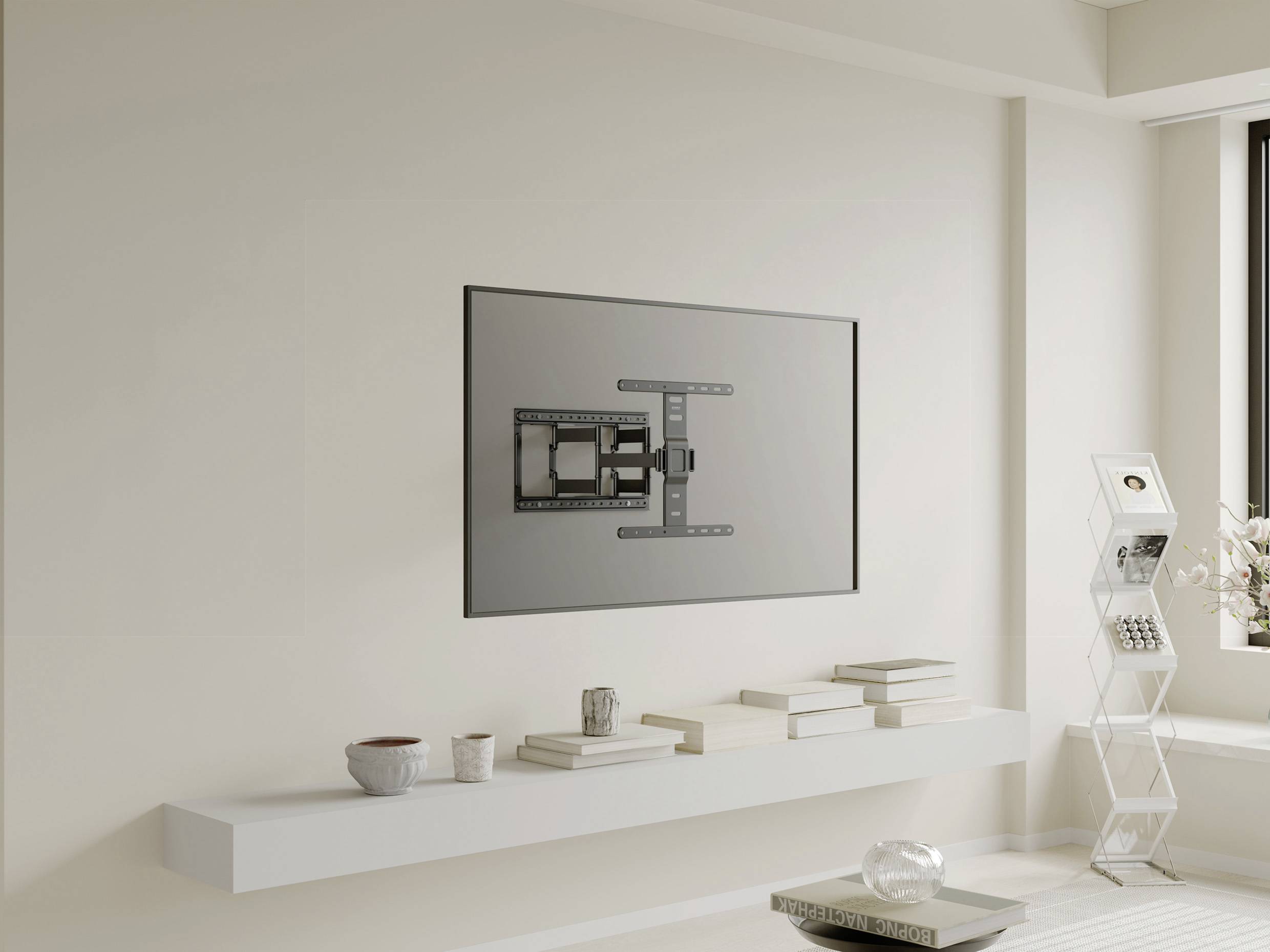 Ein stilvolles Wohnzimmer mit neutralen Farben. An der Wand hängt ein nicht aktiviert dargestellter Fernseher mit einem komplexen Halterungssystem.