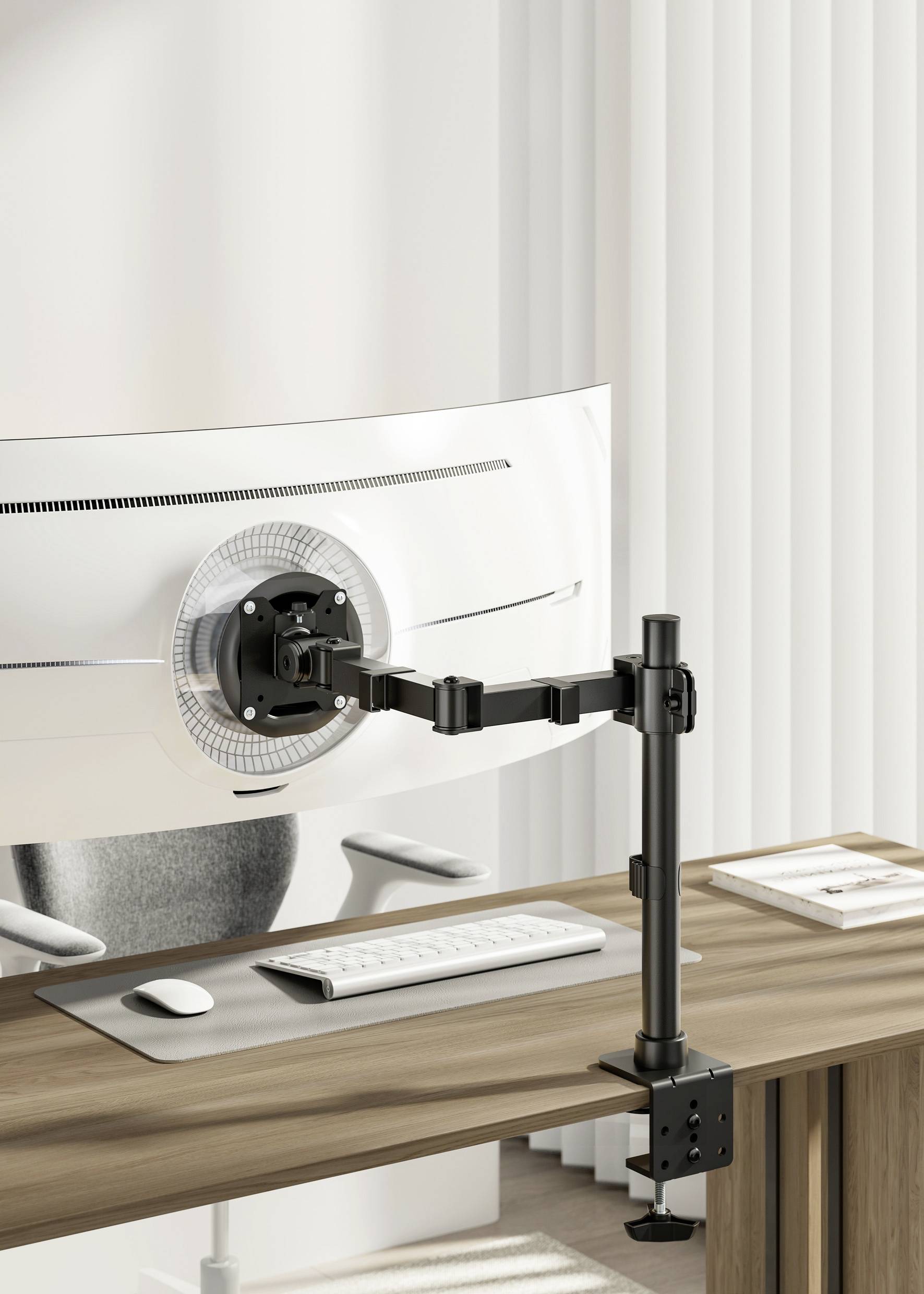 Monitorhalterung an einem Schreibtisch befestigt, hält einen gekrümmten Bildschirm. Darunter Tastatur und Maus auf Holztisch.