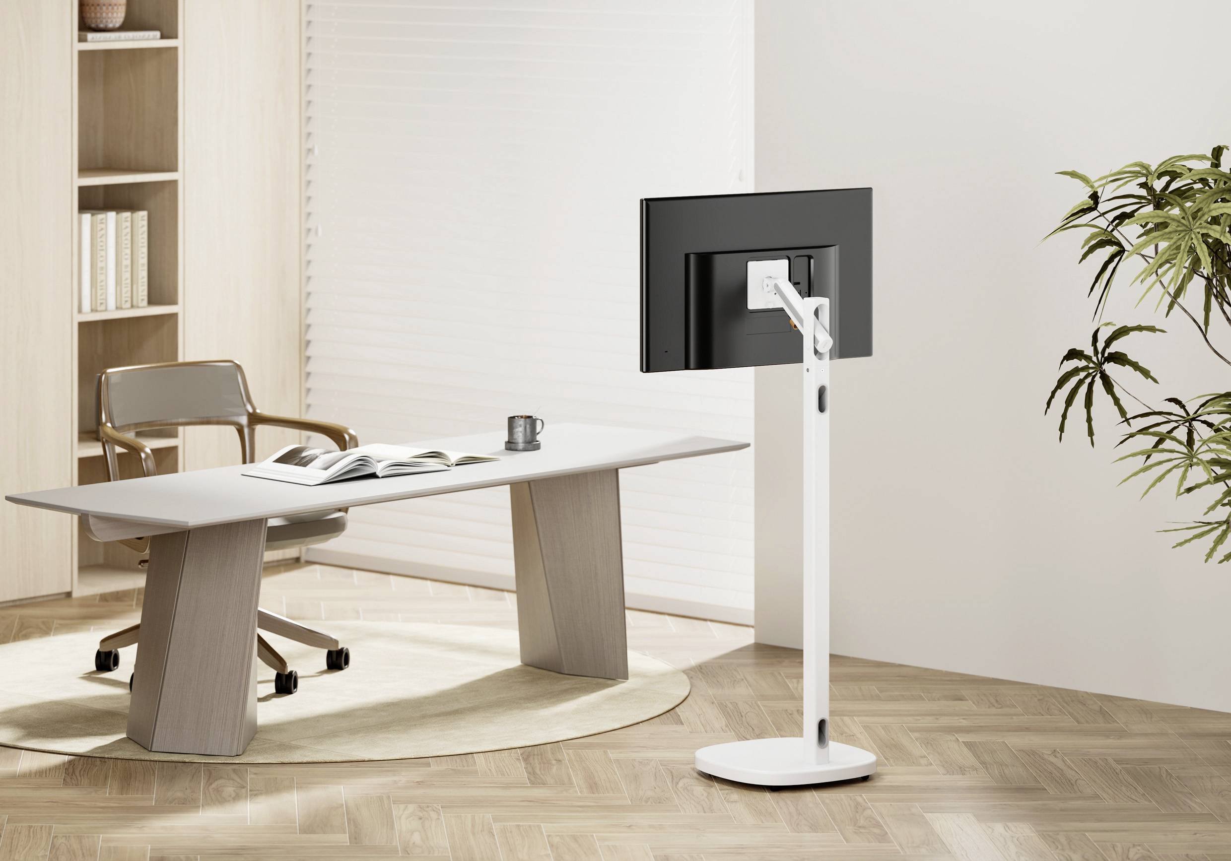 Moderner Büroraum mit Schreibtisch, Stuhl und einem freistehenden Monitor auf einem Ständer. Helle, minimalistische Einrichtung mit Pflanzen.