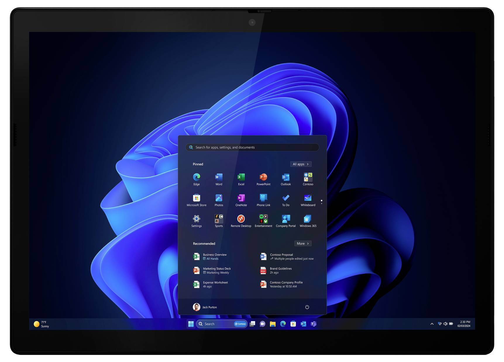 Ein Tablet zeigt den Windows 11-Startbildschirm. Zentral ist das Startmenü mit mehreren App-Symbolen, vor einem blauen Hintergrund.
