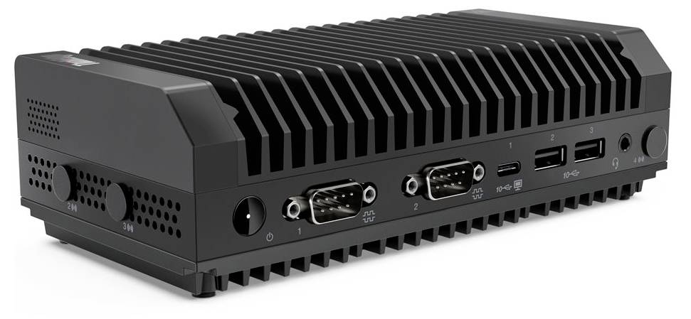 Ein schwarzer Mini-PC mit mehreren Anschlüssen, darunter serielle und USB-Anschlüsse, auf der Vorderseite. Es ist komplett passiv gekühlt.