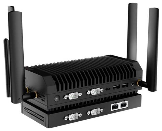 Ein schwarzer, kompakter Industriecomputer mit mehreren Anschlüssen und zwei Antennen, geeignet für robuste Netzwerkumgebungen.