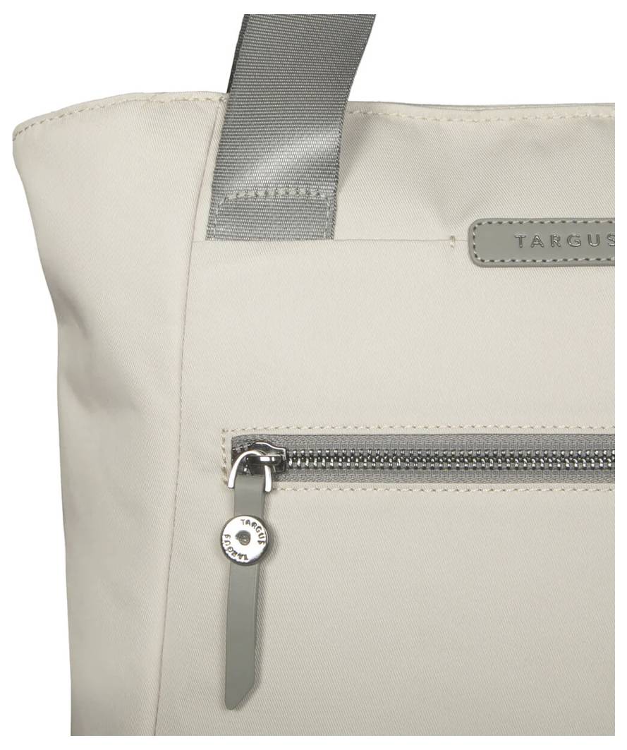 Beiger Stoffrucksack mit silbernem Reißverschluss und grauem Trageriemen. Markenname 'TARGUS' auf einer kleinen Lederklappe.