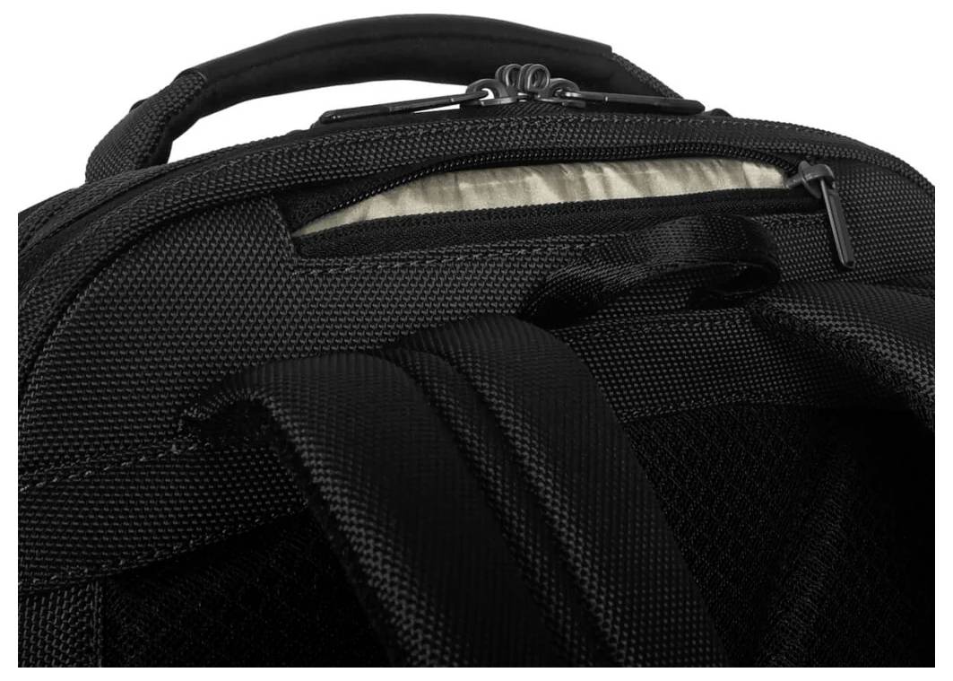 Ein schwarzer Rucksack aus grobem Stoff mit einem Reißverschluss, der teilweise geöffnet ist, zeigt einen beigen Innenteil.