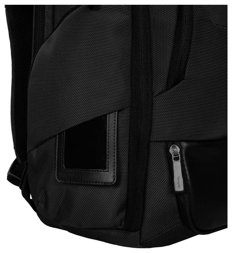 Ein schwarzer Rucksack mit mehreren Reißverschlusstaschen und Lederdetails. Eine kleine, rechteckige Tasche ist sichtbar.