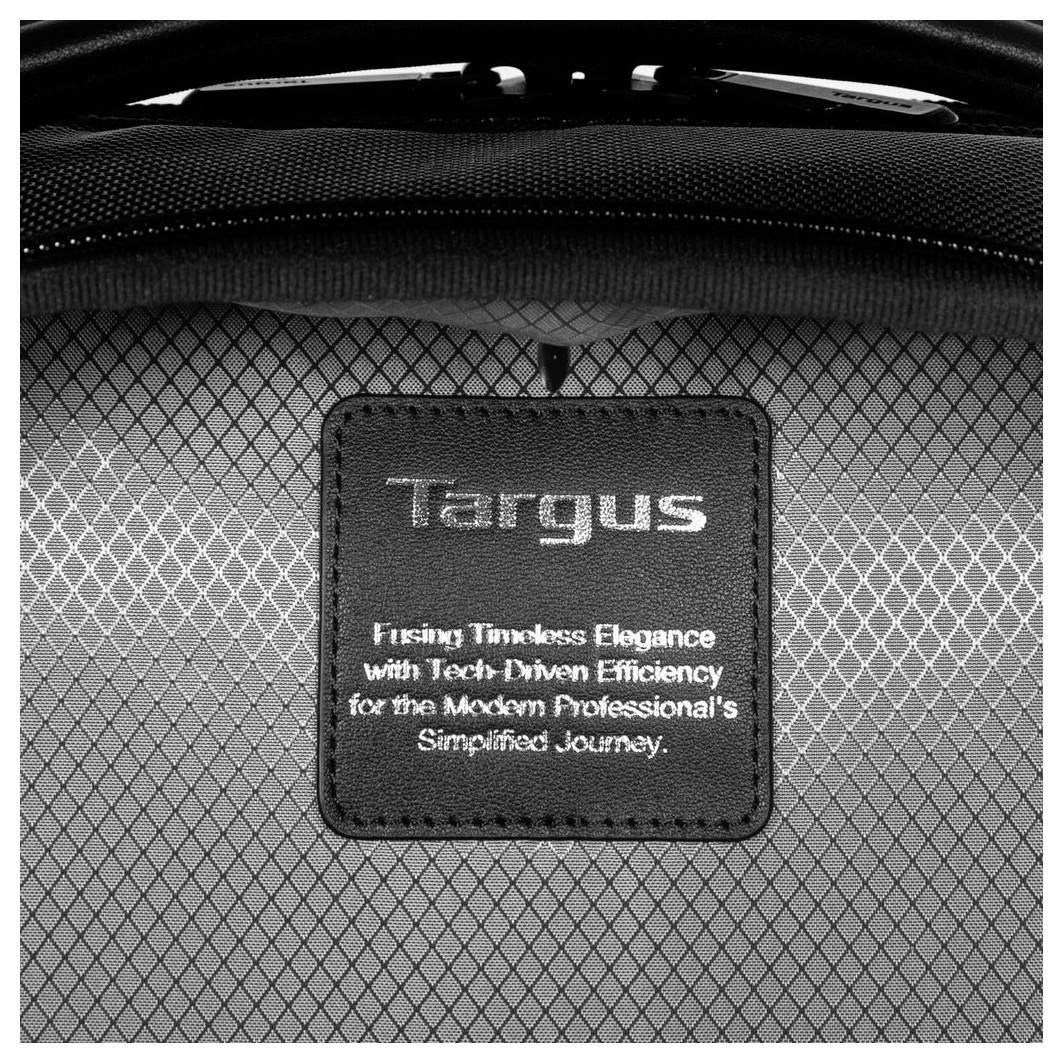 Ein Etikett in einer Tasche mit dem Text: 'Targus - Fusing Timeless Elegance with Tech-Driven Efficiency for the Modern Professional’s Simplified Journey.'