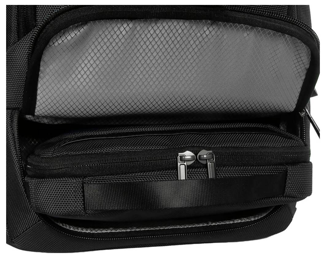Ein schwarzer Rucksack ist teilweise geöffnet und zeigt das Innenfutter und ein weiteres Fach mit zwei Reißverschlüssen.