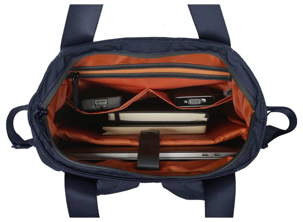 Eine offene Tasche mit orangefarbenem Innenfutter zeigt ein Laptop, ein Buch und ein kleines Fach mit Kabeln.