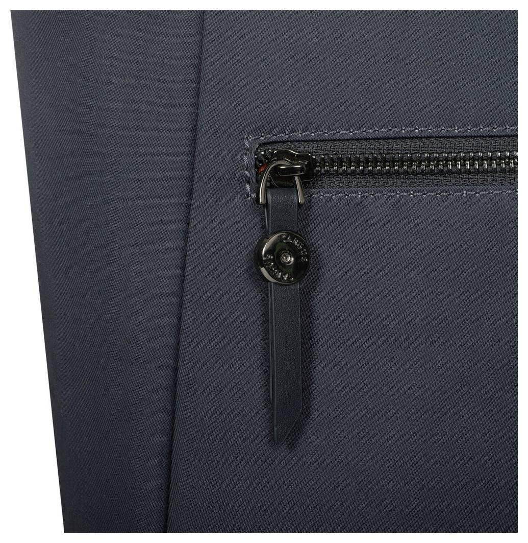 Detailaufnahme eines dunkelgrauen Stoffmaterials mit einer vertikalen Reißverschlusstasche und einem runden Logo auf der Zipperschlaufe.