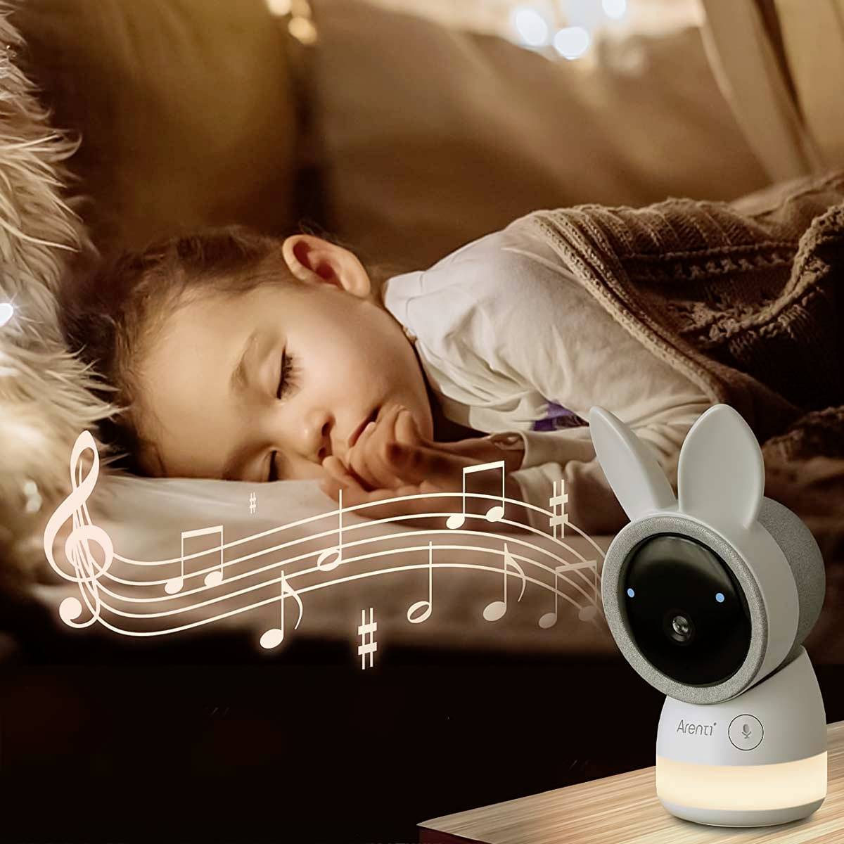 Ein schlafendes Kind in einem Bett, begleitet von einer Musiknoten-Grafik. Eine Kamera in Form eines Tierkopfes beobachtet die Szene.
