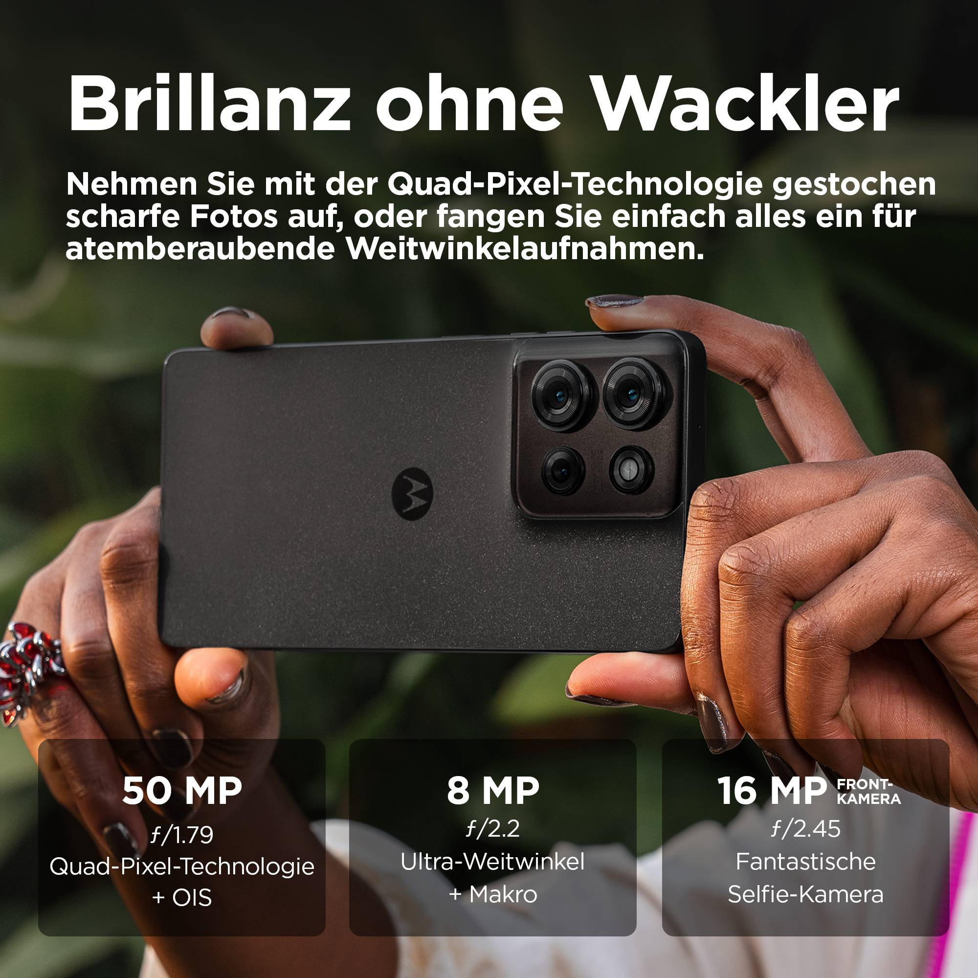 Eine Hand hält ein Smartphone mit dreifacher Kamera. Text: 'Brillanz ohne Wackler'. Funktionen: 50 MP Kamera, 8 MP Ultra-Weitwinkel, 16 MP Frontkamera.