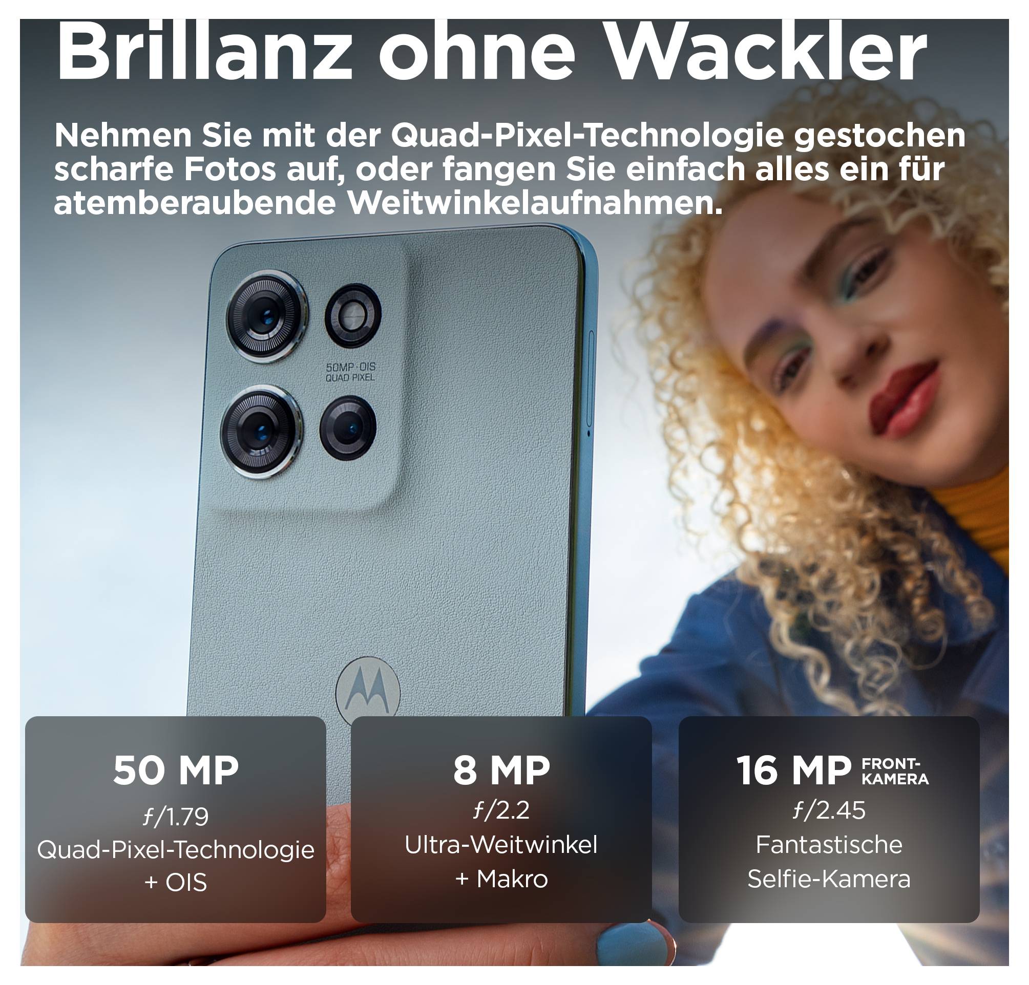 Ein Smartphone mit drei Kameras und technischer Beschreibung, beworben für scharfe Fotos und Weitwinkelerlebnisse. Eine Frau im Hintergrund.