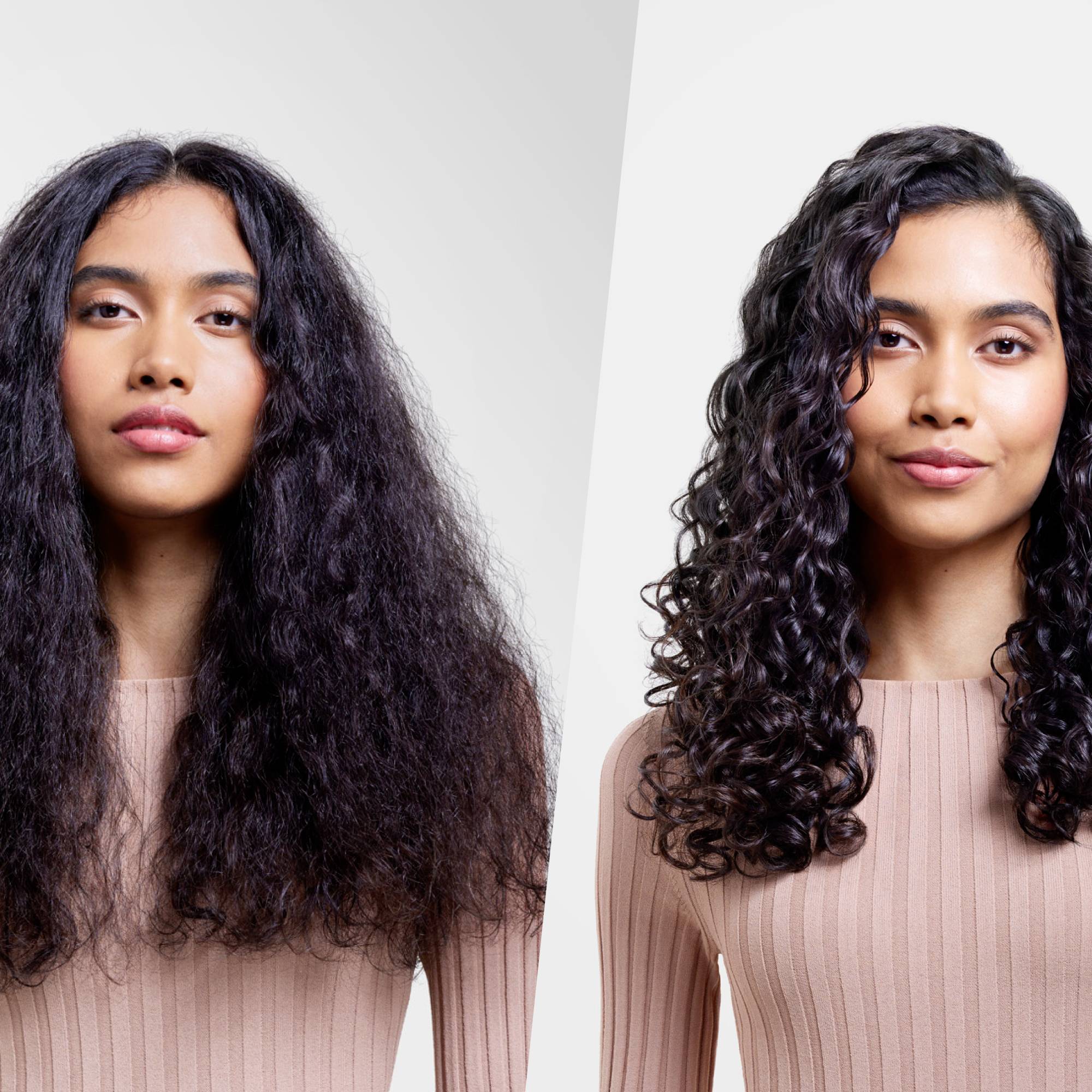 Zwei Bilder einer Frau mit langen Haaren: links glattes Haar, rechts lockiges Haar. Sie trägt ein beige Oberteil.
