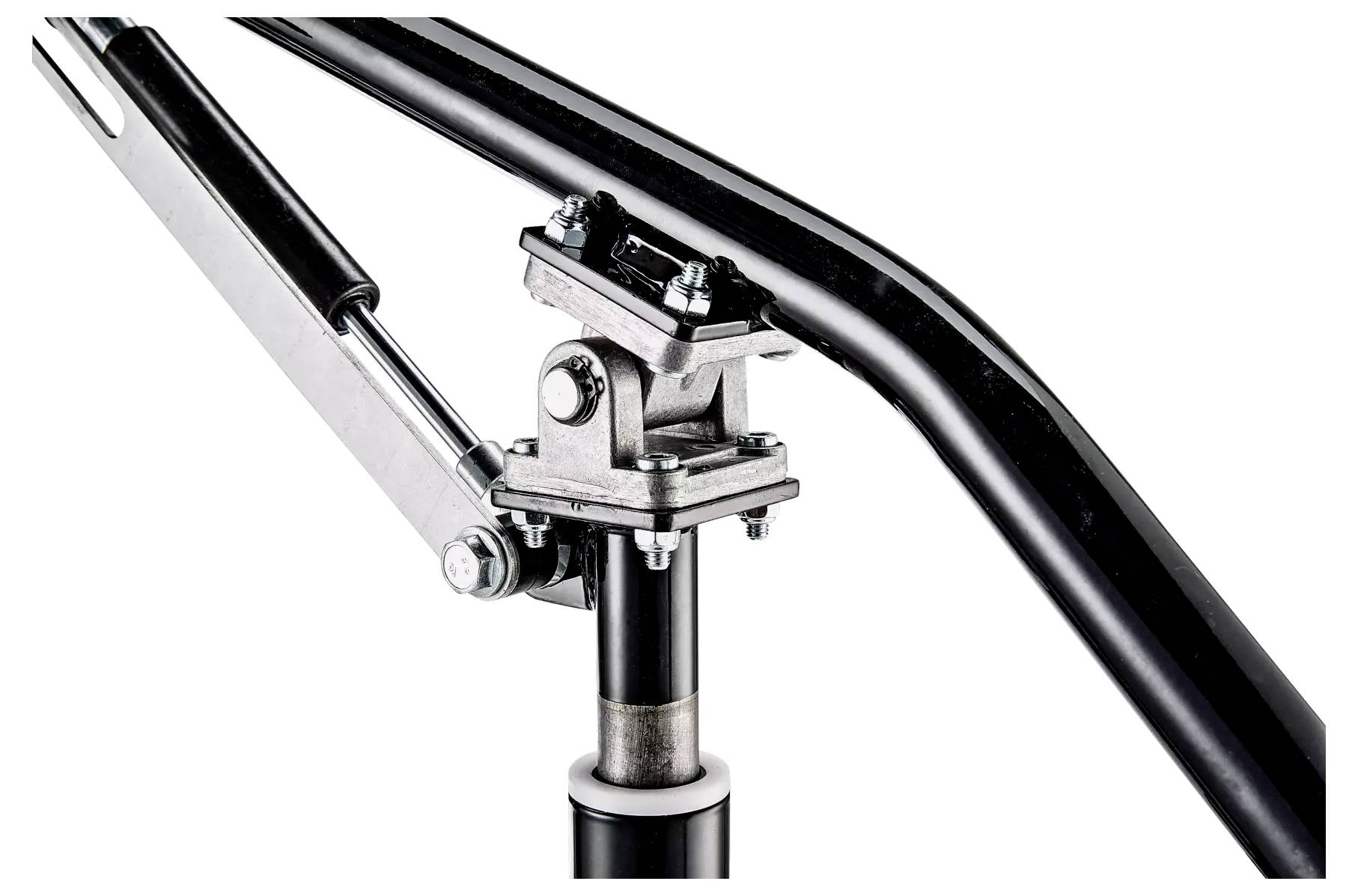 Nahaufnahme eines schwarzen Metallrahmens mit Schrauben und Scharnieren, zeigt technische Details und präzise Konstruktionsteile.