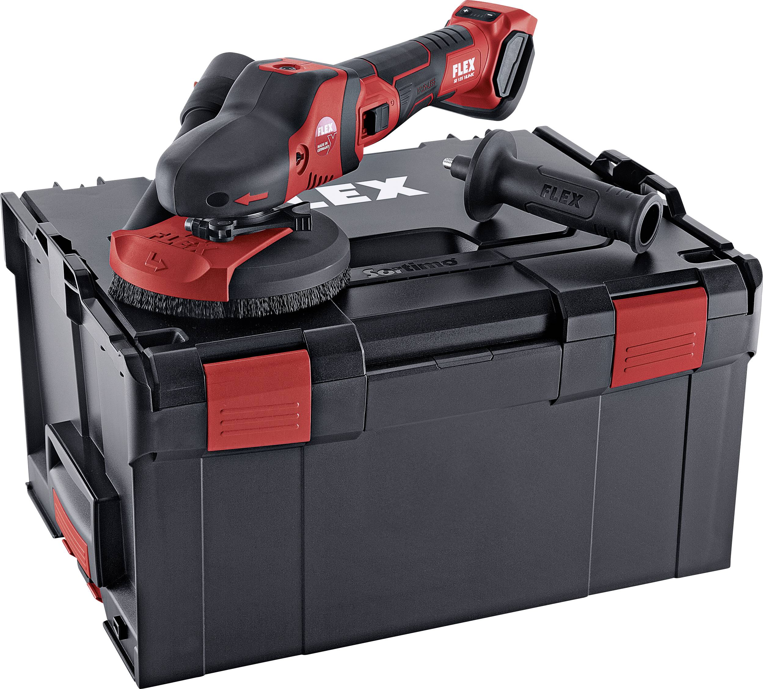 Akkupolierer mit austauschbarem Schleifkopf und zusätzlichem Griff auf einem schwarzen Werkzeugkoffer.