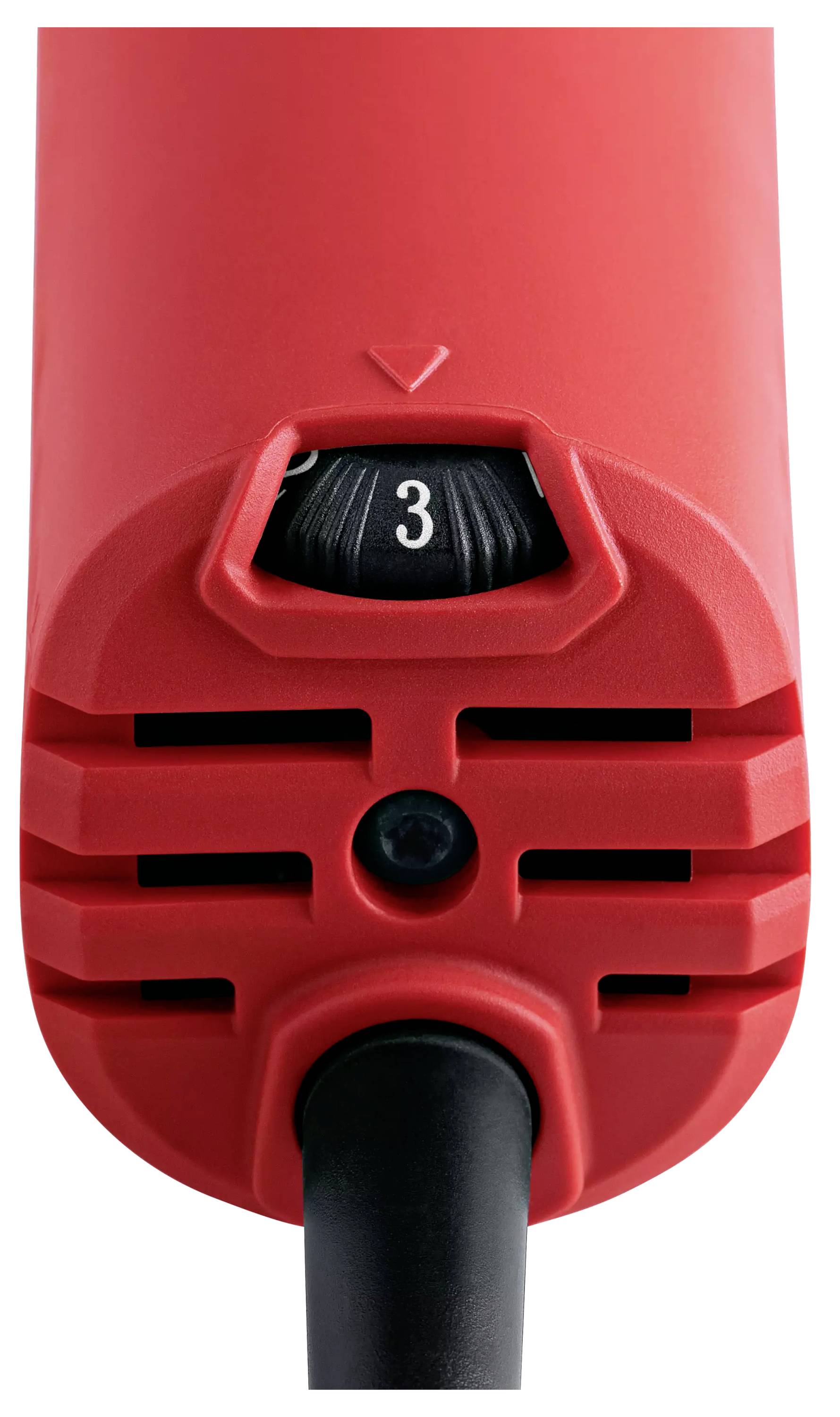 Rotes Elektrogerät mit schwarzem Drehknopf, der auf '3' eingestellt ist. Das Gerät hat Lüftungsschlitze und ein schwarzes Kabel.