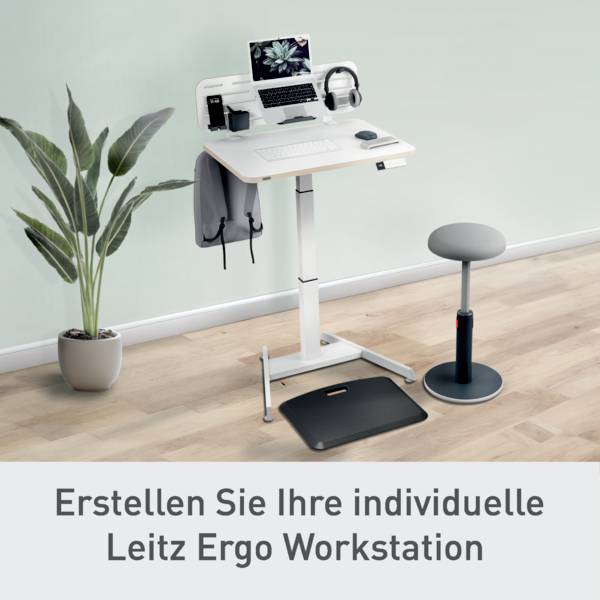 Ein höhenverstellbarer Tisch mit Laptop, Monitor, Kopfhörer und Pflanzen. Text unten: 'Erstellen Sie Ihre individuelle Leitz Ergo Workstation'.