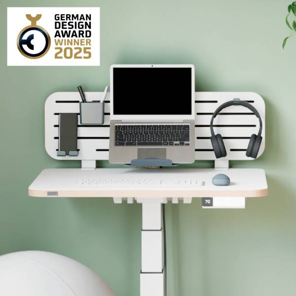 Ein moderner, höhenverstellbarer Schreibtisch mit Laptop, Kopfhörer und Zubehör. Gewinner des German Design Award 2025.
