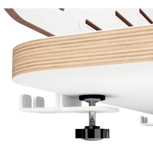 Unterseite eines Deckenventilators mit Holzelementen und Metallhalterungen.