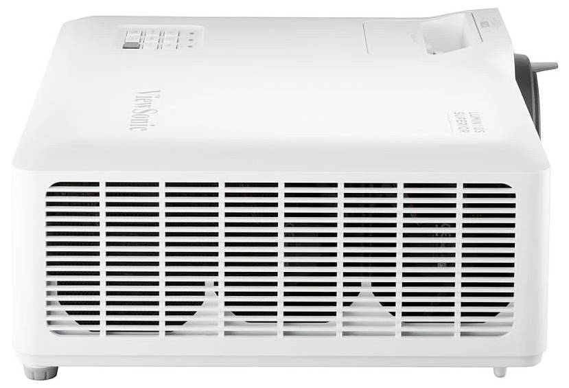 Ein weißer Multimedia-Projektor von der Seite betrachtet, zeigt Lüftungsgitter und Bedienelemente auf der Oberseite.