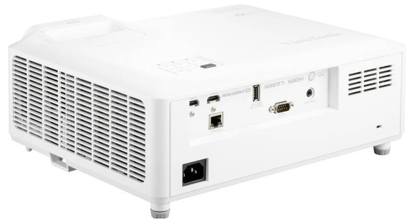 Ein weißer Projektor mit Anschlussmöglichkeiten auf der Rückseite, darunter HDMI, VGA und USB-Ports. Lüftungsschlitze sind sichtbar.