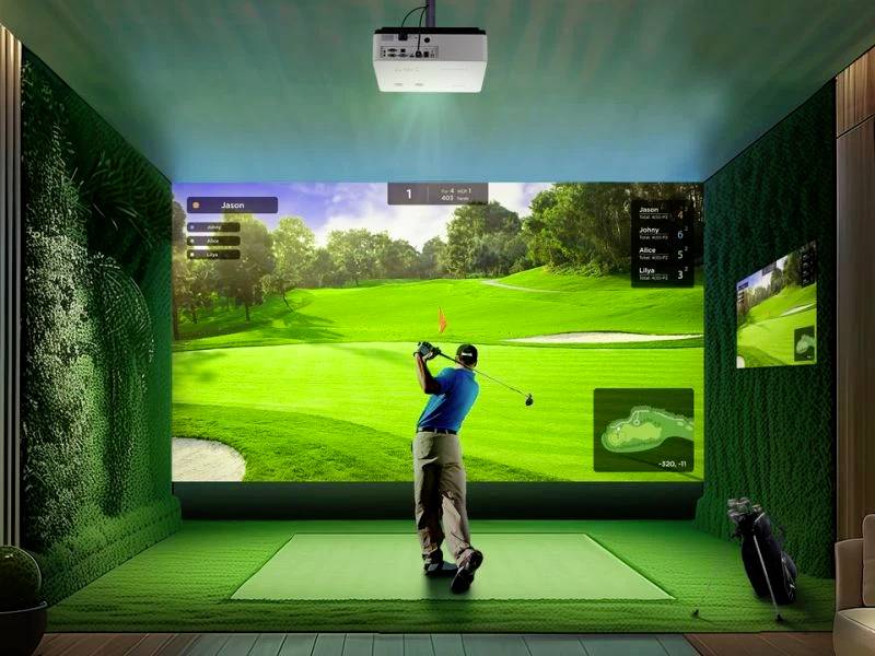 Ein Golfer schlägt einen Ball in einem High-Tech-Golfsimulator mit realistischer Darstellung eines Golfplatzes auf der Leinwand.