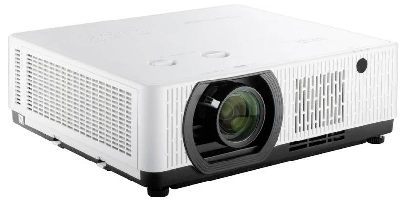Weißer Multimedia-Projektor mit großem Objektiv auf der Vorderseite, geeignet für Präsentationen in Klassenzimmern oder Bürosettings.