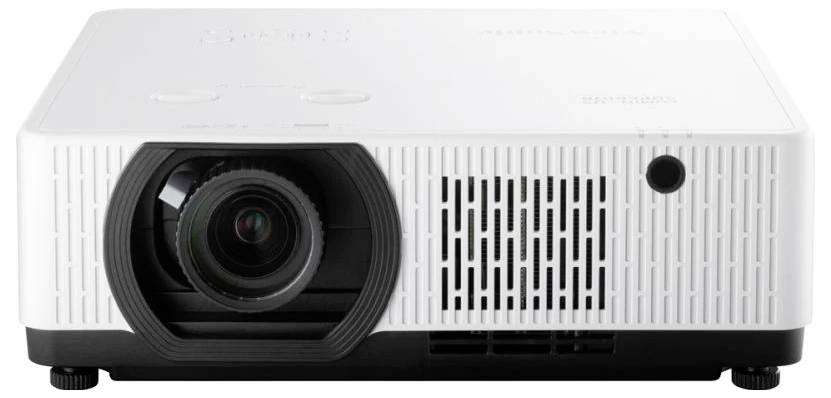 Ein weißer Projektor mit großer Linse und Lüftungsschlitzen an der Vorderseite, geeignet für Präsentationen oder Heimkino.