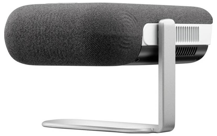 Ein graues Mikrofon mit Stoffbezug steht auf einem silbernen Ständer.