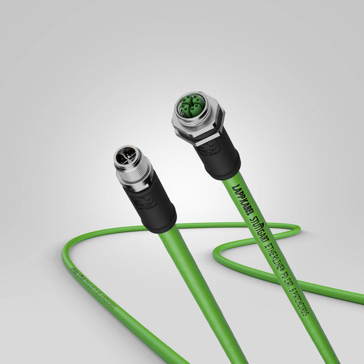 Grünes Kabel mit schwarzem Anschluss, markiert mit 'IP67', auf grauem Hintergrund. Es ist zum Schutz in industriellen Umgebungen ausgelegt.